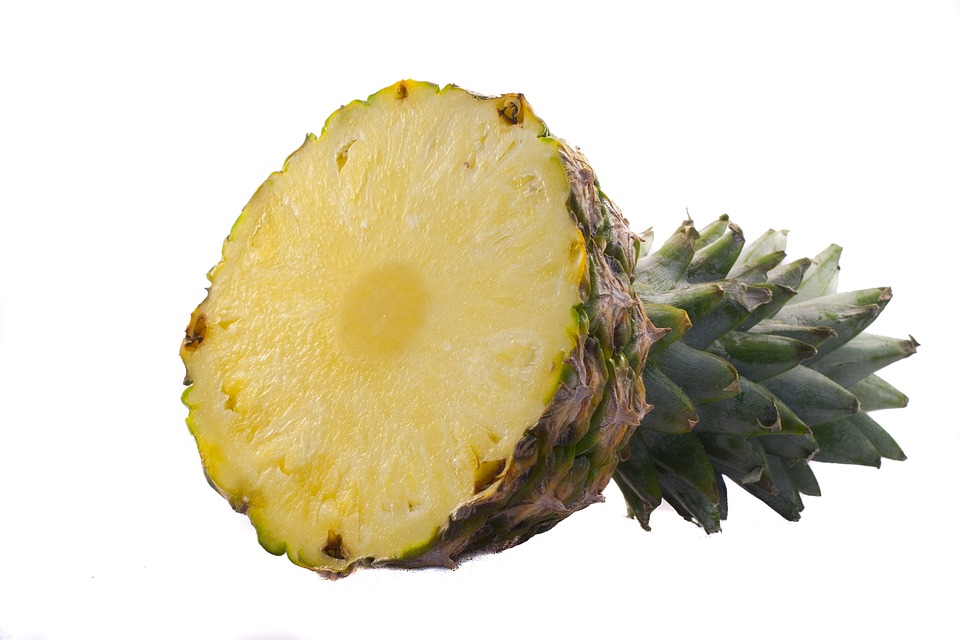 ananas rozpůlený