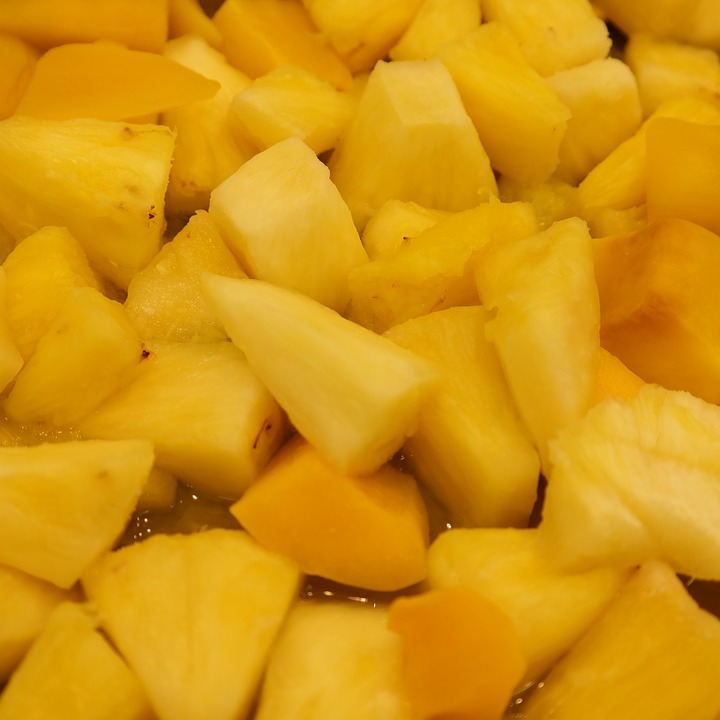 ananas můžeme nakrájet na malé kousky a podávat jako občerstvení