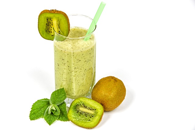 Kiwi se skvěle hodí k přípravě smoothies a koktejlů